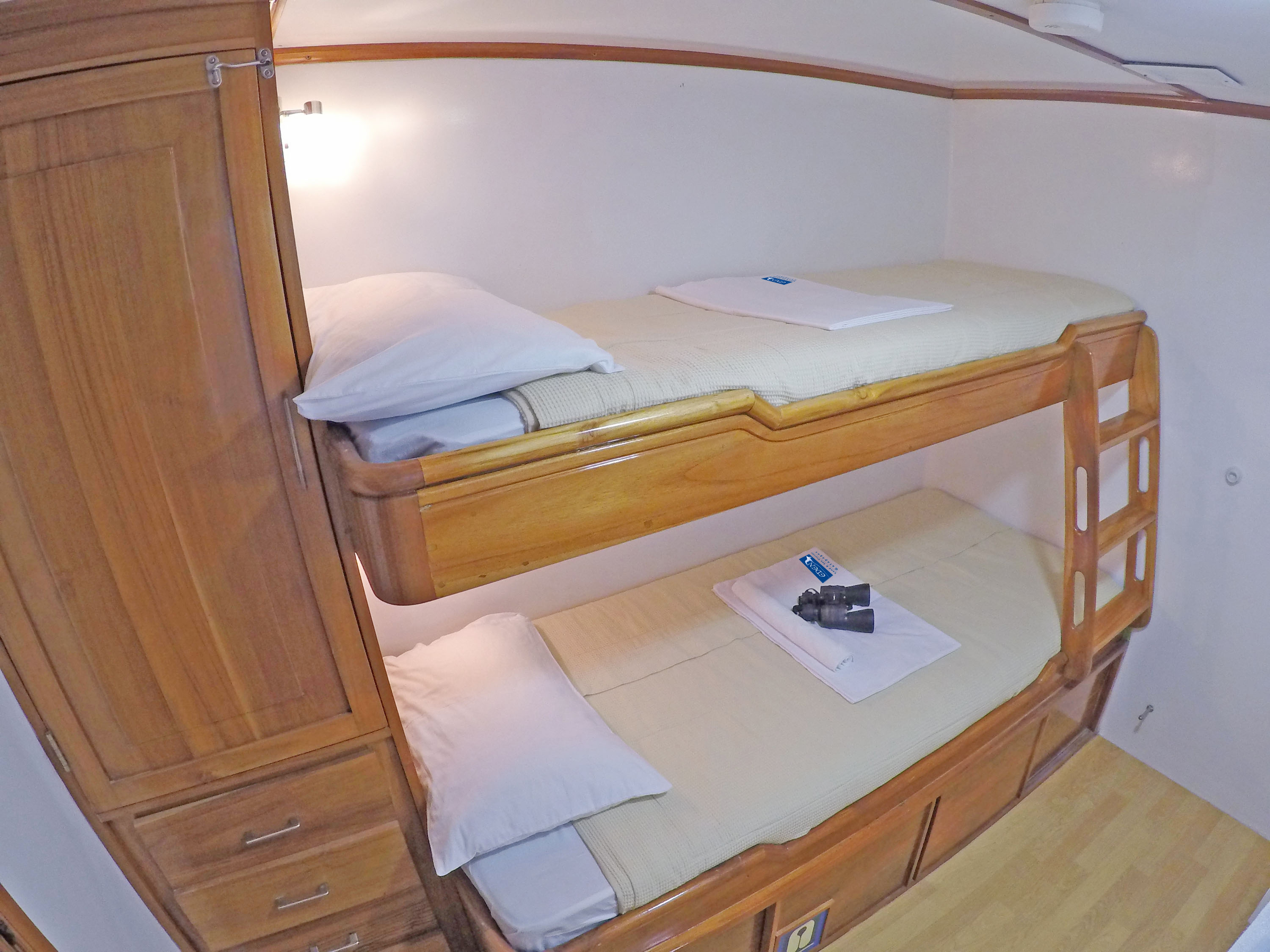 islas galapagos yate eden